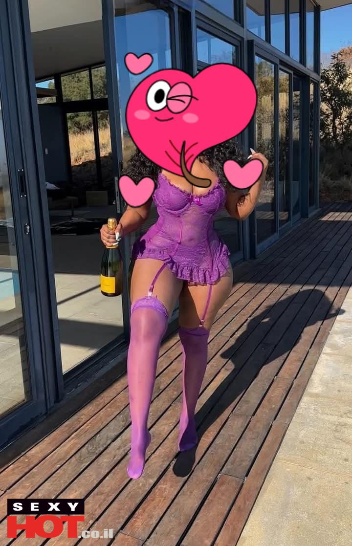 לואיז סקסית בחורה אפריקאית תיירת – בתל אביב
