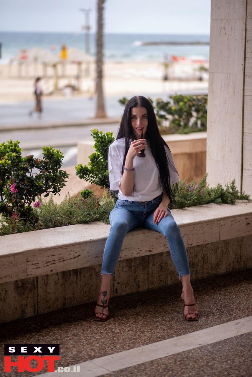 ליזה מארחת נדירה כוסית על בת 25 – תל אביב